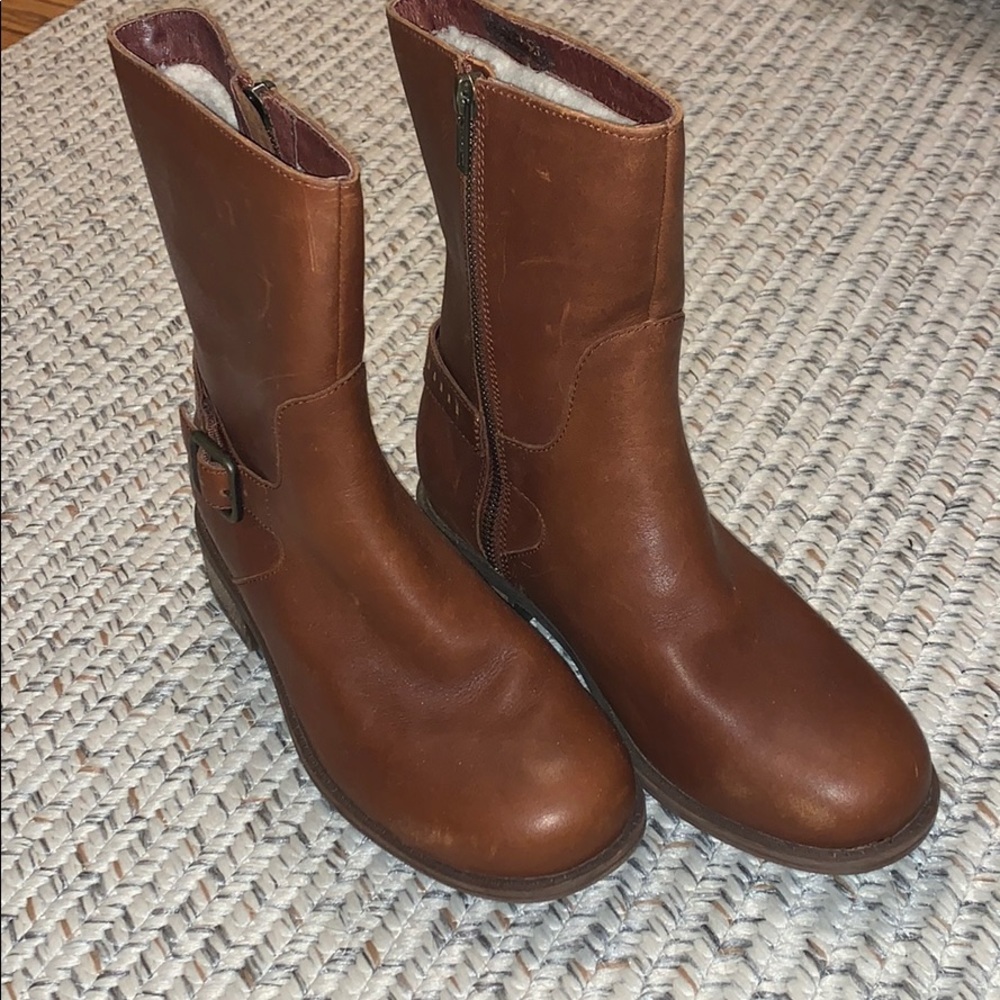 Fur-lined Leather Ugg Winter Boots w Buckle